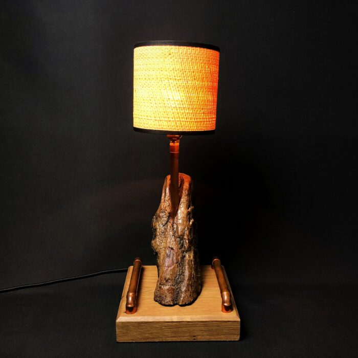 Lampe tactile en bois flotté et cuivre.