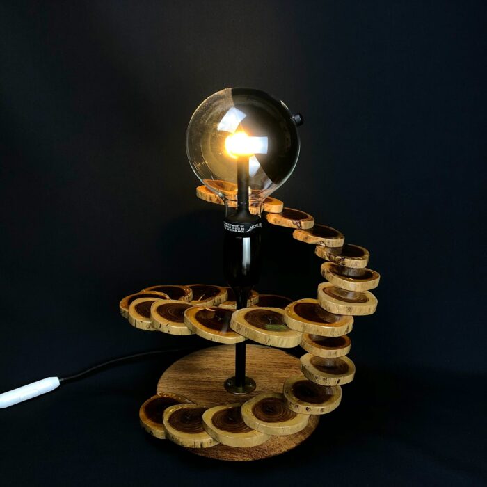 Lampe bois flotté, socle en bois exotique et ampoule avec lumière orientable.